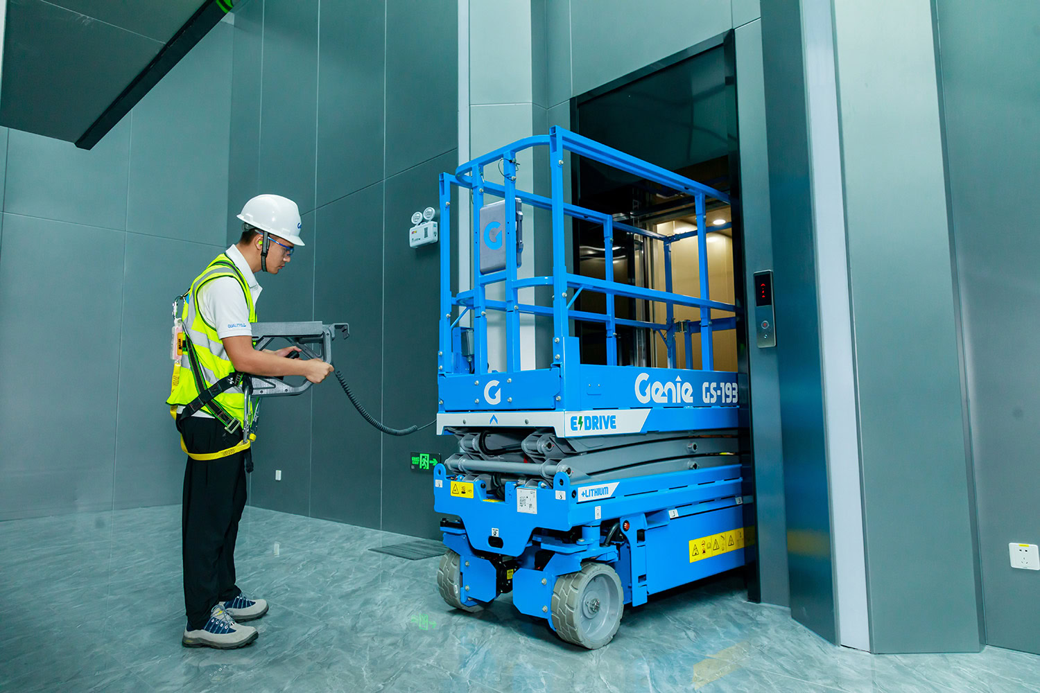 Gs 1932 Through Lift Door Low